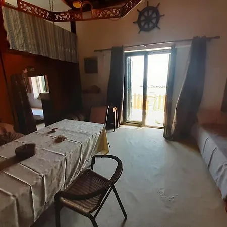 Nyaraló Dinos' House Szkírosz